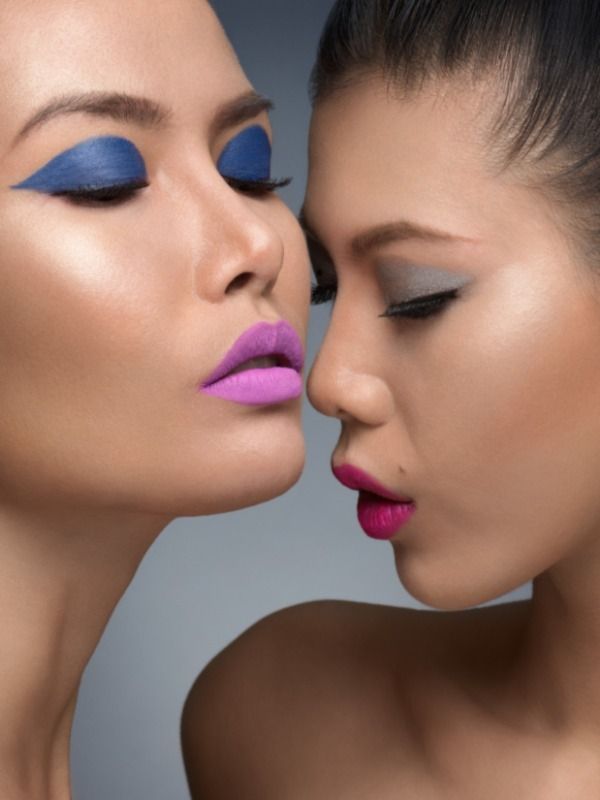 Primer plano de la cara de dos modelos de glamour