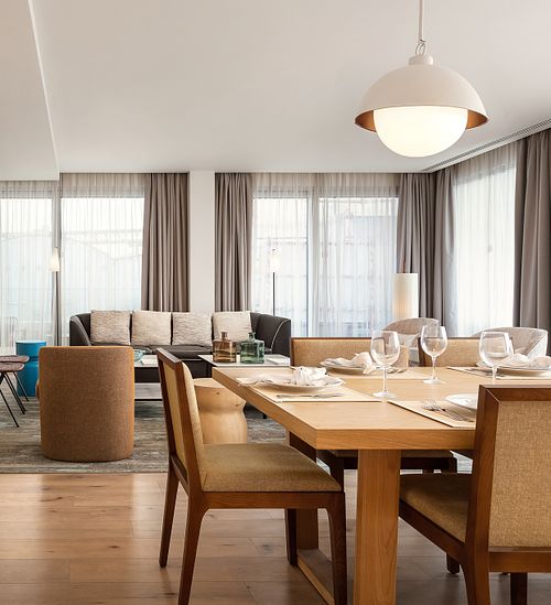 Zona de refei&ccedil;&otilde;es com design de interiores elegante no Hyatt Regency Lisboa