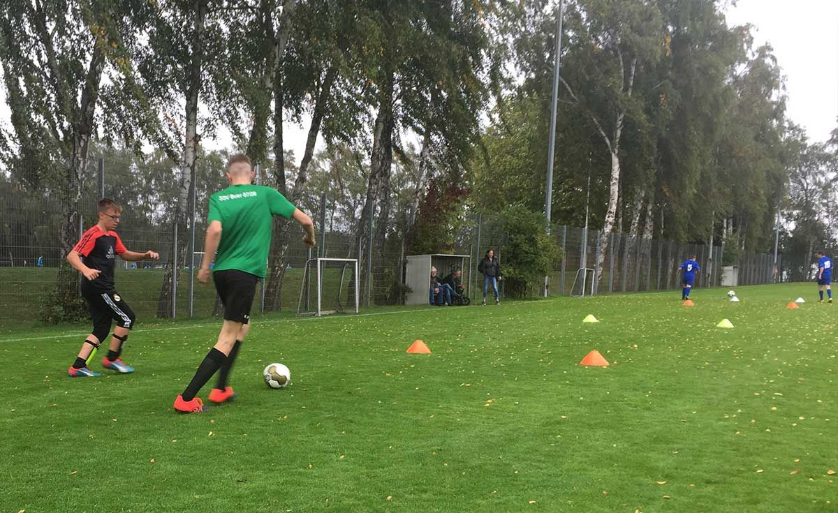 Trainer Willy Risse leitet die intensive Trainingseinheit auf dem Platz in Kaiserau