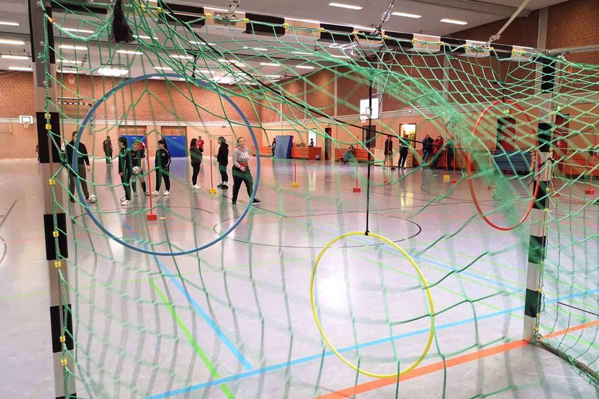 Freudige Mädchen beim 'Inklusiven & Integrativen Tag des Mädchenfußballs'