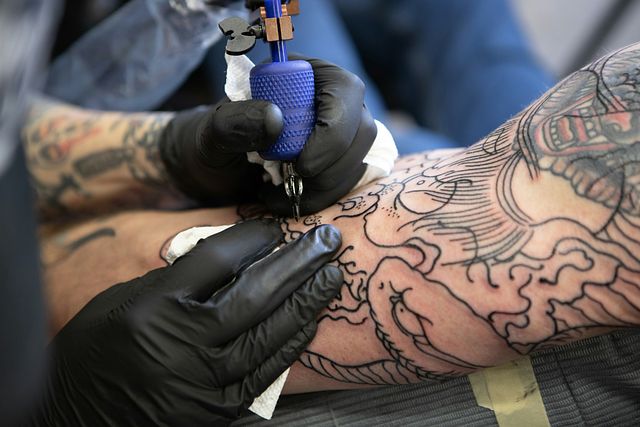 Cómo convertirse en modelo de tatuajes: modelado de tatuajes 101